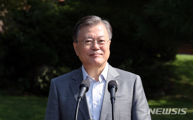 [서울=뉴시스]박영태 기자 = 문재인 대통령이 19일 오전 청와대 녹지원에서 열린 제1회 청년의날 기념식에서 기념사를 위해 대기해 있다. 2020.09.19.since1999@newsis.com