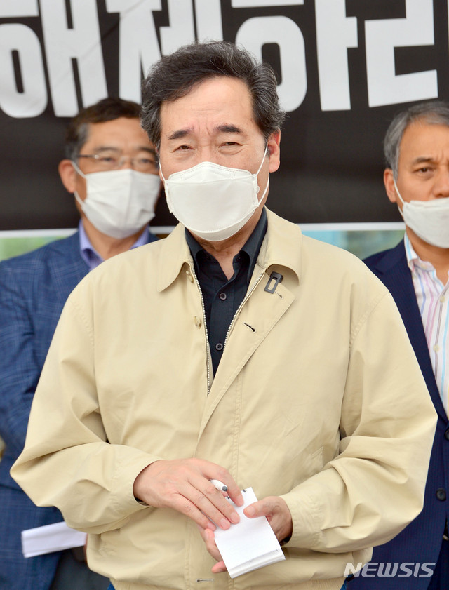 [구례=뉴시스] 변재훈 기자 = 이낙연 더불어민주당 당대표가 19일 오후 전남 구례군 구례읍 양정마을 수해 현장을 방문, 피해 주민들과 간담회를 갖고 있다. 2020.09.19. wisdom21@newsis.com