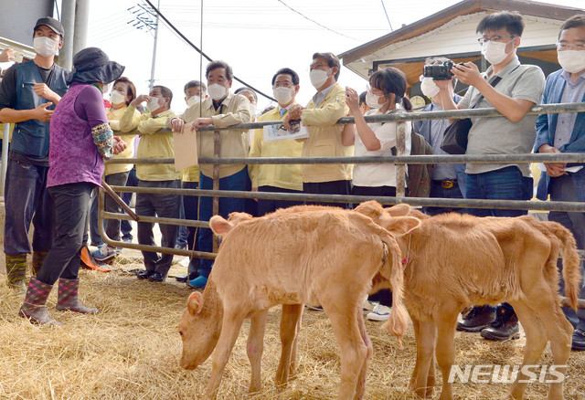 [구례=뉴시스] 변재훈 기자 = 이낙연 더불어민주당 당대표가 19일 오후 전남 구례군 구례읍 양정마을 수해 현장을 찾아 피해를 입은 축산농가의 목소리를 듣고 있다. 2020.09.19.wisdom21@newsis.com