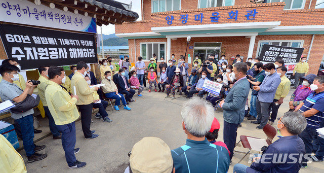 [구례=뉴시스] 변재훈 기자 = 이낙연 더불어민주당 당대표가 19일 오후 전남 구례군 구례읍 양정마을 수해 현장을 방문, 피해 주민들과 간담회를 갖고 있다. 2020.09.19.wisdom21@newsis.com