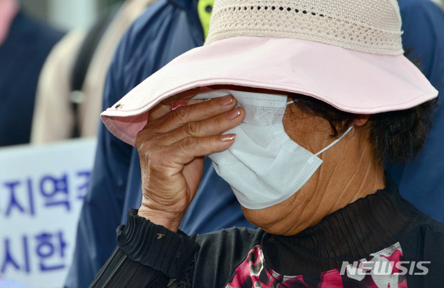 [구례=뉴시스] 변재훈 기자 = 19일 오후 전남 구례군 구례읍 양정마을 수해 현장에서 한 이재민이 이낙연 더불어민주당 당대표에게 하소연을 하다 울음을 터뜨리고 있다. 마을 주민들은 섬진강댐 방류에 따른 인재를 주장, 이 대표에게 보상과 재발방지책 마련을 요구했다. 2020.09.19.wisdom21@newsis.com