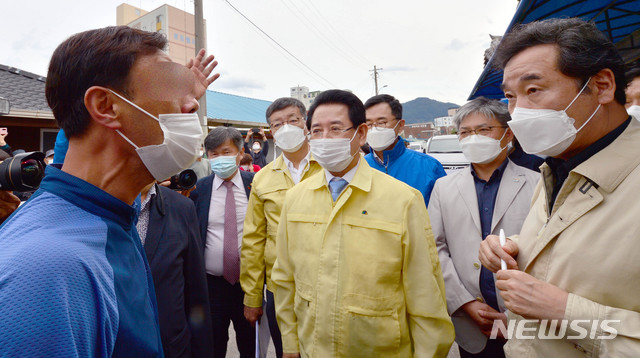 [구례=뉴시스] 변재훈 기자 = 이낙연 더불어민주당 당대표가 19일 오후 전남 구례군 구례읍 5일시장 수해 복구 현장을 방문하고 있다. 주민들이 섬진강댐 방류에 따른 인재를 주장하며 이 대표에게 항의하고 있다. 2020.09.19.wisdom21@newsis.com