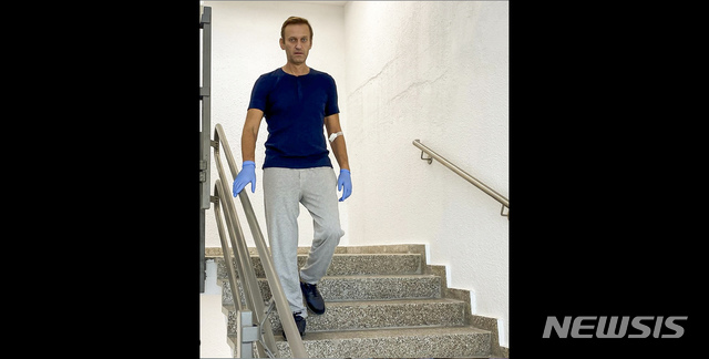 [베를린=AP/뉴시스]러시아 야권 지도자 알렉세이 나발니 전 러시아진보당 대표가 19일(현지시간) 자신의 인스타그램 계정에 올린 사진에서 자력으로 독일 베를린 샤리테 병원 계단을 내려오고 있다. 지난달 20일 신경작용제 노비촉 중독 의심 증상으로 혼수상태에 빠졌던 그는 상태가 호전되고 있다면서 인공호흡기를 뗀지 5일 만에 혼자 계단을 내려올 수 있게 됐다고 밝혔다. 2020.9.20.