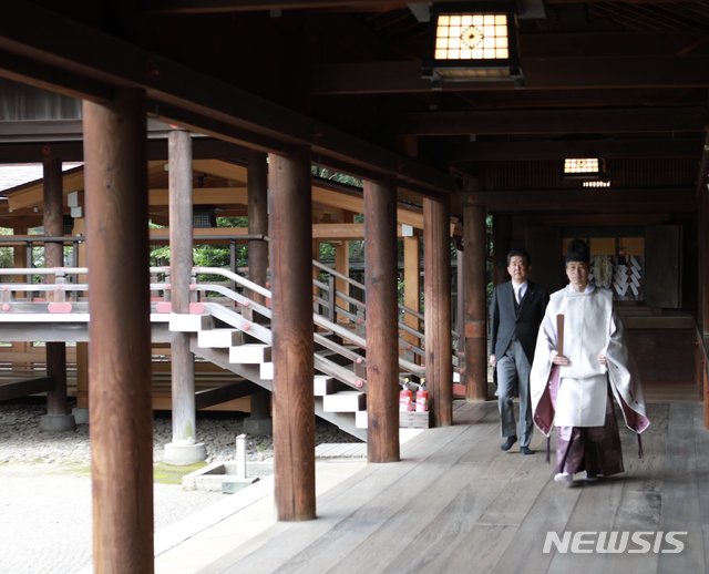 [서울=뉴시스]조수정 기자 = 아베 신조 일본 전 총리가 야스쿠니 신사를 찾았다고 19일 트위터에 게시했다. (사진=아베신조 트위터 캡처) 2020.09.19.photo@newsis.com