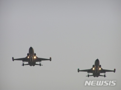 훈련 중인 전투기.