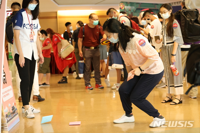 [서울=뉴시스] 대만 관광객들이 19일 타이베이공항에서 한국문화 체험인 딱지치기를 체험하고 있다. 대만관광객 120명은 이날 한국관광공사 타이베이지사, 대만 중대형여행사 이지플라이, 항공사 타이거에어 공동으로 출시한 제주 상공 여행 항공편 체험상품인 '제주 가상출국여행 얼리버드 프로모션' 상품에 참가했다. 이 상품은 대만 타이베이공항을 출발해 목적지인 제주공항에 착륙하지 않은 채 제주 상공을 선회한 뒤 대만으로 돌아가는 체험 상품이다. 특히 이 상품에는 코로나 극복 후 한국과 대만의 관광교류가 재개되는 시점부터 1년 이내 사용할 수 있는 방한 왕복항공권이 포함되어 있다. 한·대만 관광교류 재개 후를 대비한상품답게 흥미로운 한국 체험 프로그램들도 준비됐다. (사진=한국관광공사 제공) 2020.09.20. photo@newsis.com