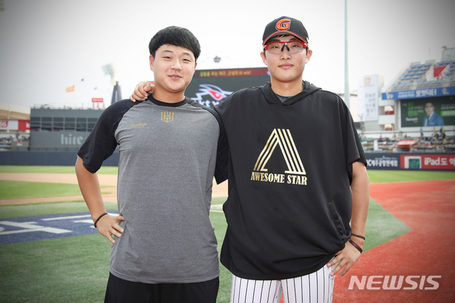 [서울=뉴시스] 프로야구 롯데 자이언츠의 박세웅(사진 오른쪽)과 KT 위즈의 박세진. (사진 = KT 위즈 제공)