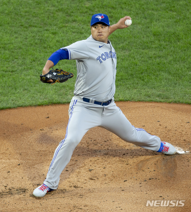 [필라델피아=AP/뉴시스]토론토 블루제이스 류현진이 19일(현지시간) 미 펜실베이니아주 필라델피아의 시티즌스뱅크 파크에서 열린 2020 메이저리그(MLB) 필라델피아 필리스와의 경기에 선발 등판해 1회 투구하고 있다. 류현진은 6회까지 6피안타 8K 2실점을 기록했으며 7회 교체됐다. 2020.09.20.