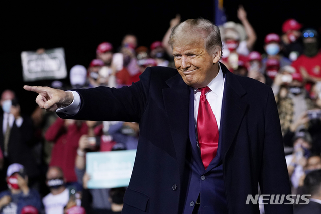 [페이엣빌=AP/뉴시스] 19일(현지시간) 도널드 트럼프 미국 대통령이 노스캐롤라이나주 페이엣빌에서 유세 연설하고 있다. 2020.09.21.