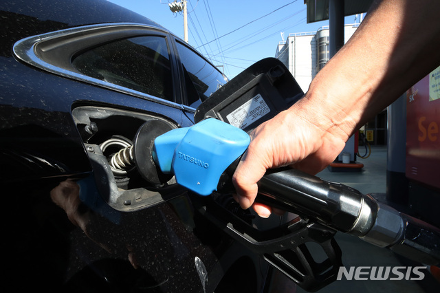 [서울=뉴시스]김병문 기자 = 한국석유관리원은 최근 충남에서 주유한 많은 차량에서 고장이 발생함에 따라 관계기관과 합동으로 긴급 원인 규명에 나섰다고 30일 밝혔다. 사진은 기사와 무관함. 2020.09.20. dadazon@newsis.com