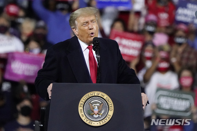 [파예트빌(미 노스캐롤라이나주)=AP/뉴시스]도널드 트럼프 미 대통령이 19일(현지시간) 미 노스캐롤라이나주 파예트빌에서 선거 유세를 펼치고 있다. 트럼프 대통령은 이날 하루 전 타계한 루스 베이더 긴즈버그 대법관의 후임으로 여성 대법관을 다음주 중 지명할 것이라고 밝혔다. 2020.09.21.