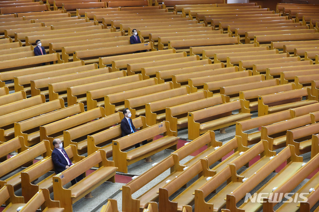 [서울=뉴시스]배훈식 기자 = 20일 오전 서울 영등포구 여의도순복음교회에서 신자들이 300인 기준 49인, 그 이하 공간 15~20인 기준 방역 지침에 따라 사회적 거리 두기와 온라인 예배를 하고 있다. 2020.09.20. dahora83@newsis.com
