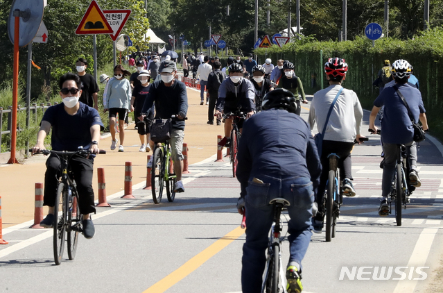[서울=뉴시스] 최진석 기자 = 20일 서울 송파구 잠실한강공원에서 시민들이 주말을 만끽하고 있다. 2020.09.20.myjs@newsis.com