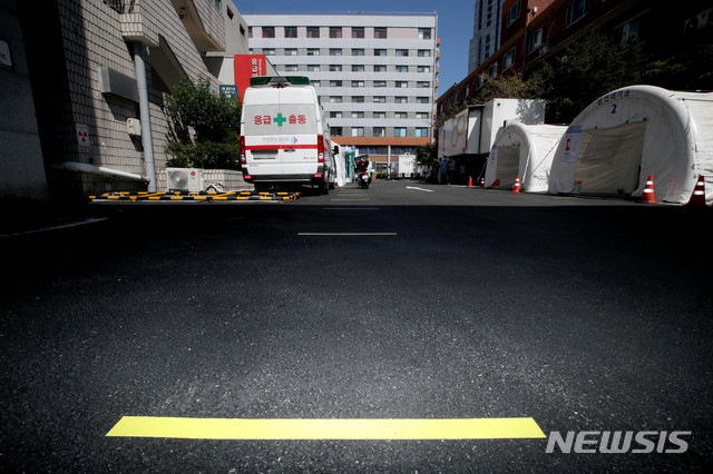 [서울=뉴시스]김병문 기자 = 국내 신종 코로나바이러스 감염증(코로나19) 신규 확진자 수가 82명으로 8월 중순 이후 38일 만에 처음으로 두자릿 수로 집계된 20일 오전 서울 중구 국립중앙의료원에 마련된 선별진료소가 한산하다. 2020.09.20. dadazon@newsis.com