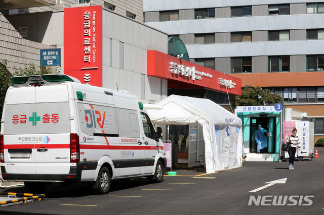 [서울=뉴시스]김병문 기자 = 국내 신종 코로나바이러스 감염증(코로나19) 신규 확진자 수가 82명으로 8월 중순 이후 38일 만에 처음으로 두자릿 수로 집계된 20일 오전 서울 중구 국립중앙의료원에 마련된 선별진료소가 한산하다. 2020.09.20. dadazon@newsis.com