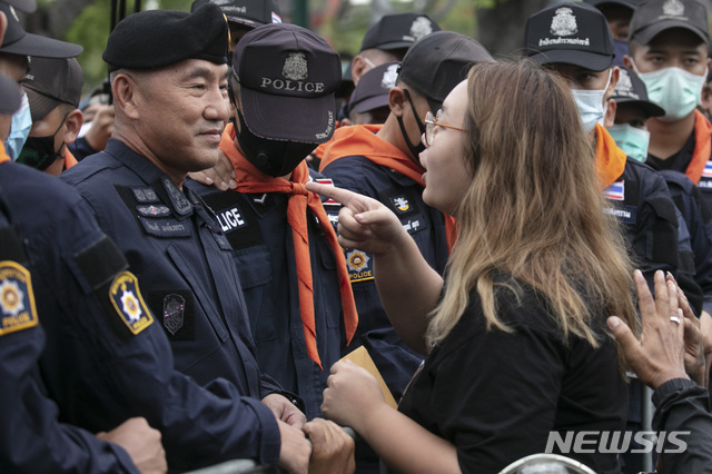 [방콕(태국)=AP/뉴시스]태국 학생운동 지도자 파누사야 시티지라와타나쿨(오른쪽)이 20일 수도 방콕에서 마하 와칠라롱꼰 국왕에게 조언하는 추밀원에 10개 항의 민주화 개혁 요구 사항을 담은 편지를 건네기 위해 행진하던 중 경찰과 대치하고 있다. 반정부 시위대는 경찰이 개혁 요구 사항을 대신 전달하기로 합의한 후 승리를 선언했다. 시위대는 이에 앞서 3년 전 파손되고 도난당했던, 태국의 민주주의로의 전환을 상징하는 기념하는 명판을 복원, 재설치했다. 2020.9.20