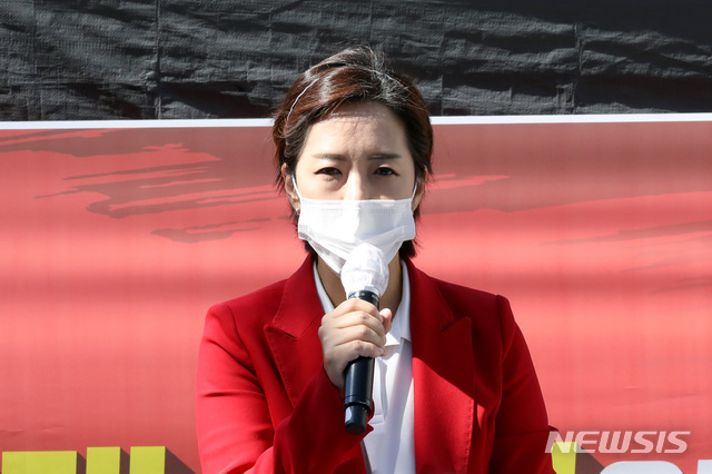 [서울=뉴시스]김병문 기자 = 강연재 변호사가 20일 오후 서울 성북구 사랑제일교회 앞에서 사랑제일교회와 광화문집회로 인한 신종 코로나바이러스 감염증(코로나19) 전국적 확산을 부인하는 기자회견하고 있다. 2020.09.20. dadazon@newsis.com