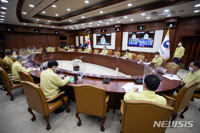 [서울=뉴시스]이윤청 기자 = 정세균 국무총리가 20일 서울 종로구 정부서울청사에서 열린 신종 코로나바이러스 감염증(코로나19) 대응 중앙재난안전대책본부(중대본) 회의에 참석해 발언하고 있다. 2020.09.20.&nbsp; photo@newsis.com