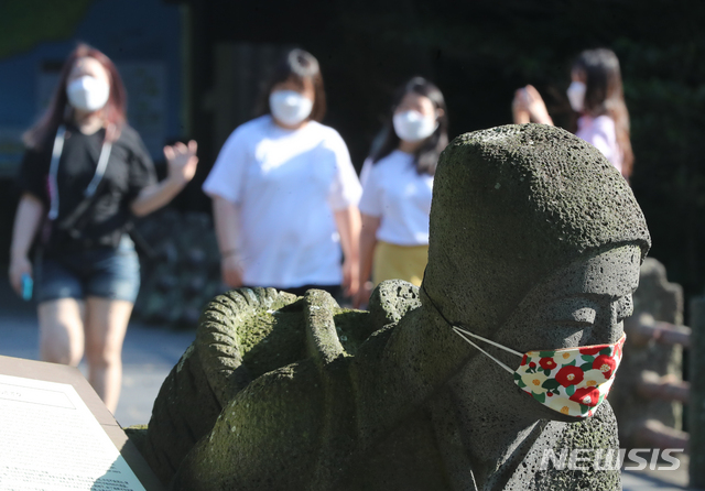[서귀포=뉴시스]우장호 기자 = 완연한 가을 날씨를 나타낸 20일 오후 제주 서귀포시 천지연폭포에 마스크를 관광객들이 걸어가고 있다. 2020.09.20. woo1223@newsis.com