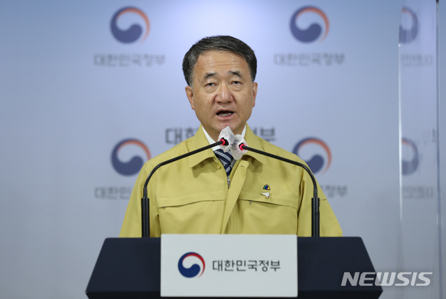 [서울=뉴시스]이윤청 기자 = 박능후 보건복지부 장관이 20일 서울 종로구 정부서울청사에서 코로나19 대응 정례브리핑을 하고 있다. 2020.09.20.&nbsp; radiohead@newsis.com