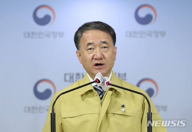 [서울=뉴시스]이윤청 기자 = 박능후 보건복지부 장관이 20일 서울 종로구 정부서울청사에서 코로나19 대응 정례브리핑을 하고 있다. 2020.09.20.&nbsp; radiohead@newsis.com