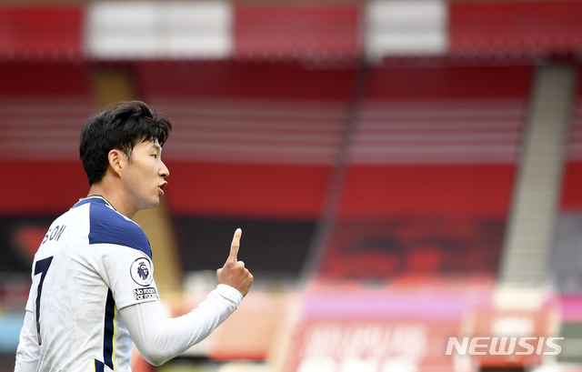 [사우샘프턴=AP/뉴시스]토트넘 홋스퍼 손흥민이 20일(현지시간) 영국 사우샘프턴의 세인트 메리즈 스타디움에서 열린 2020-21시즌 잉글랜드 프리미어리그(EPL) 2라운드 사우샘프턴과의 경기 전반 추가시간 팀의 첫 번째 골을 넣고 기뻐하고 있다. 손흥민은 후반 2분과 19분, 28분에 각각 추가 골을 터트리는 활약을 펼쳤다. 토트넘은 손흥민의 4골에 힘입어 4-1로 앞서가고 있다. 2020.09.20.