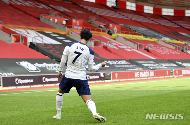 [사우샘프턴=AP/뉴시스]토트넘 홋스퍼 손흥민이 20일(현지시간) 영국 사우샘프턴의 세인트 메리즈 스타디움에서 열린 2020-21시즌 잉글랜드 프리미어리그(EPL) 2라운드 사우샘프턴과의 경기 전반 추가시간 팀의 첫 번째 골을 넣고 기뻐하고 있다. 손흥민은 후반 2분과 19분, 28분에 각각 추가 골을 터트리는 활약을 펼쳤다. 토트넘은 손흥민의 4골에 힘입어 4-1로 앞서가고 있다. 2020.09.20.