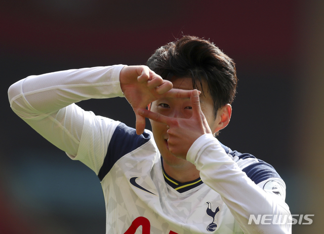 [사우샘프턴=AP/뉴시스]토트넘 홋스퍼 손흥민이 20일(현지시간) 영국 사우샘프턴의 세인트 메리즈 스타디움에서 열린 2020-21시즌 잉글랜드 프리미어리그(EPL) 2라운드 사우샘프턴과의 경기 후반 2분 두 번째 골을 넣고 세리머니를 하고 있다. 손흥민은 전반 추가시간 첫 번째 골에 이어 후반 2분과 19분, 28분에 각각 추가 골을 터트리는 활약을 펼치고 있다. 2020.09.20. 