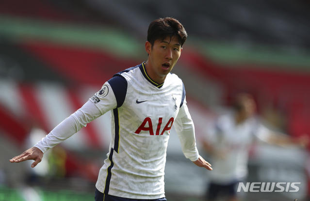 [사우샘프턴=AP/뉴시스]토트넘 홋스퍼 손흥민이 20일(현지시간) 영국 사우샘프턴의 세인트 메리즈 스타디움에서 열린 2020-21시즌 잉글랜드 프리미어리그(EPL) 2라운드 사우샘프턴과의 경기 후반 2분 두 번째 골을 넣고 세리머니를 하고 있다. 손흥민은 전반 추가시간 첫 번째 골에 이어 후반 2분과 19분, 28분에 각각 추가 골을 터트리는 활약을 펼치고 있다. 2020.09.20.
