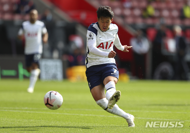[사우샘프턴=AP/뉴시스]토트넘 홋스퍼 손흥민이 20일(현지시간) 영국 사우샘프턴의 세인트 메리즈 스타디움에서 열린 2020-21시즌 잉글랜드 프리미어리그(EPL) 2라운드 사우샘프턴과의 경기 후반 2분 두 번째 골을 넣고 있다. 손흥민은 전반 추가시간 첫 번째 골에 이어 후반 2분과 19분, 28분에 각각 추가 골을 터트리는 활약을 펼치고 있다. 2020.09.20.