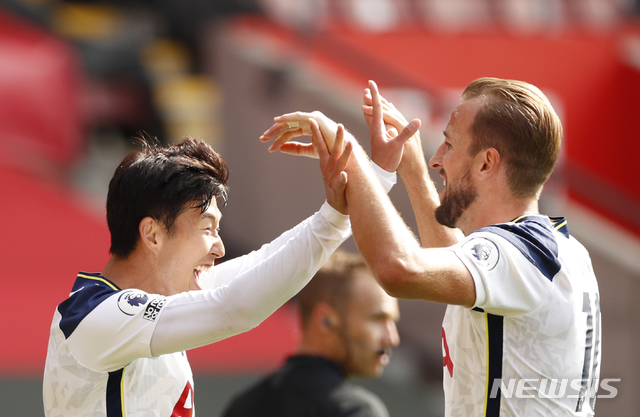 [사우샘프턴=AP/뉴시스]토트넘 홋스퍼 손흥민(왼쪽)이 20일(현지시간) 영국 사우샘프턴의 세인트 메리즈 스타디움에서 열린 2020-21시즌 잉글랜드 프리미어리그(EPL) 2라운드 사우샘프턴과의 경기 후반 3번째 골을 넣고 도움을 기록한 해리 케인과 기뻐하고 있다. 손흥민은 전반 추가시간 첫 번째 골에 이어 후반 2분과 19분, 28분에 각각 추가 골을 터트리는 활약을 펼치고 있다. 2020.09.20.