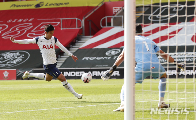 [사우샘프턴=AP/뉴시스]토트넘 홋스퍼 손흥민이 20일(현지시간) 영국 사우샘프턴의 세인트 메리즈 스타디움에서 열린 2020-21시즌 잉글랜드 프리미어리그(EPL) 2라운드 사우샘프턴과의 경기 후반 네 번째 골을 넣고 있다. 손흥민은 전반 추가시간 첫 번째 골에 이어 후반 2분과 19분, 28분에 각각 추가 골을 터트리는 활약을 펼치고 있다. 2020.09.20.