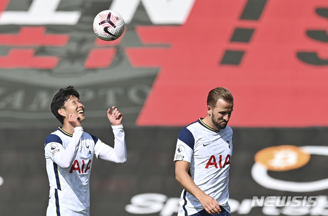 [사우샘프턴=AP/뉴시스]토트넘 홋스퍼 손흥민(왼쪽)이 20일(현지시간) 영국 사우샘프턴의 세인트 메리즈 스타디움에서 열린 2020-21시즌 잉글랜드 프리미어리그(EPL) 2라운드 사우샘프턴과의 경기를 마친 후 기념 공을 들고 해리 케인과 함께 경기장을 내려오고 있다. 손흥민은 해리 케인의 도움으로 4골을 기록했고 케인도 1골을 넣는 활약을 펼치며 팀의 5-2 승리를 이끌었다. 2020.09.20. 