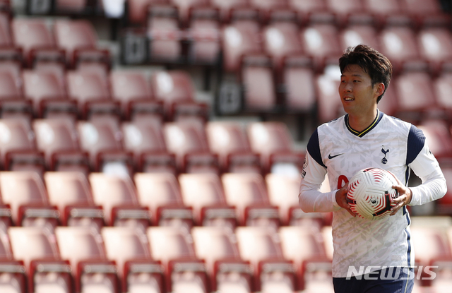 [사우샘프턴=AP/뉴시스]토트넘 홋스퍼 손흥민이 20일(현지시간) 영국 사우샘프턴의 세인트 메리즈 스타디움에서 열린 2020-21시즌 잉글랜드 프리미어리그(EPL) 2라운드 사우샘프턴과의 경기를 마치고 기념 공을 챙겨 경기장을 내려오고 있다. 손흥민은 해리 케인의 도움으로 4골을 기록했고 케인도 1골을 넣는 활약을 펼치며 팀의 5-2 승리를 이끌었다. 2020.09.20. 