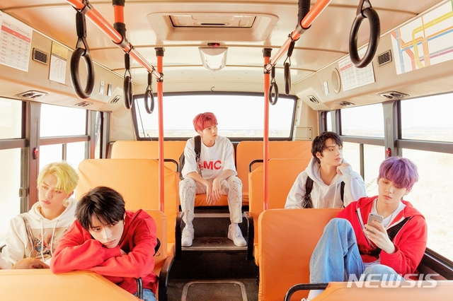 [서울=뉴시스]그룹 '투모로우바이투게더'. (사진=빅히트 엔터테인먼트 제공) 2020.09.21. photo@newsis.com