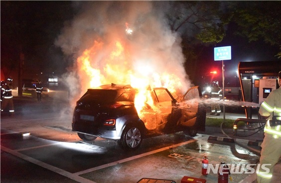 [세종=뉴시스] 지난해 5월29일 오후 11시11분께 대구 북구 산격동 엑스코 전자관 주차장에서 충전 중인 전기자동차 '코나'에서 원인을 알 수 없는 불이 나 소방대원들이 진화 작업을 벌이고 있다. (사진= 뉴시스 DB)