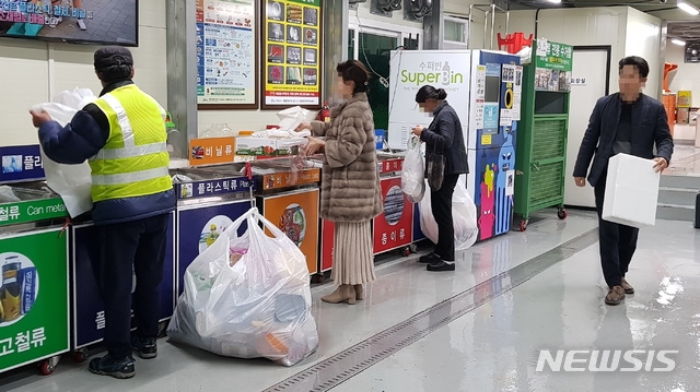 [서귀포=뉴시스] 서귀포시 동홍동 재활용도움센터에서 시민들이 분리수거를 하고 있다. (사진=서귀포시 제공)