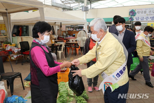 [무주=뉴시스] 한훈 기자 = 황인홍 전북 무주군수는 21일 무주읍의 장날을 맞아 무주시장(반딧불장터)을 방문해 장보기 행사를 진행했다.(사진=무주군 제공).2020.09.21. photo@newsis.com 