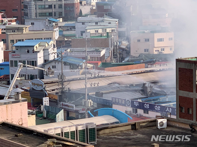 [서울=뉴시스]최진석 기자 = 소방대원들이 21일 오전 4시 30분께 서울 동대문구 청량리 청과물시장에서 화재가 발생해 화재진압을 하고 있다. 2020.09.21.&nbsp; myjs@newsis.com