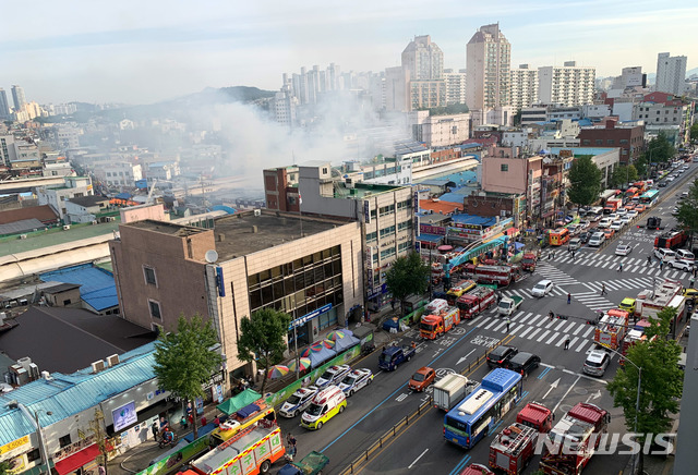 [서울=뉴시스]최진석 기자 = 소방대원들이 21일 오전 4시 30분께 서울 동대문구 청량리 청과물시장에서 화재가 발생해 화재진압을 하고 있다. 2020.09.21.  myjs@newsis.com