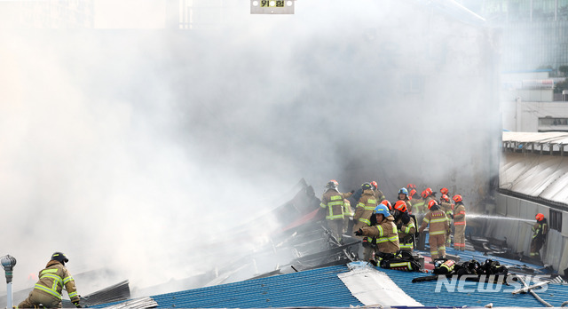 [서울=뉴시스]최진석 기자 = 소방대원들이 21일 오전 4시 30분께 서울 동대문구 청량리 청과물시장에서 화재가 발생해 화재진압을 하고 있다. 2020.09.21. myjs@newsis.com