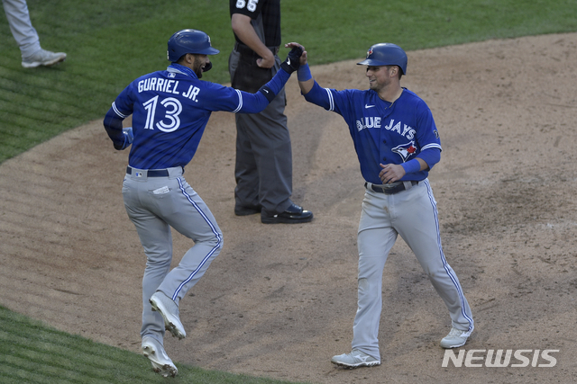 [런던=AP/뉴시스] 토론토 블루제이스의 루어데스 구리엘 주니어와 조 패닉이 21일(한국시간) 미국 펜실베이니아주 필라델피아의 시티즌스뱅크파크에서 열린 2020 메이저리그(MLB) 필라델피아 필리스와의 경기에서 득점한 뒤 기뻐하고 있다. 2020.09.21