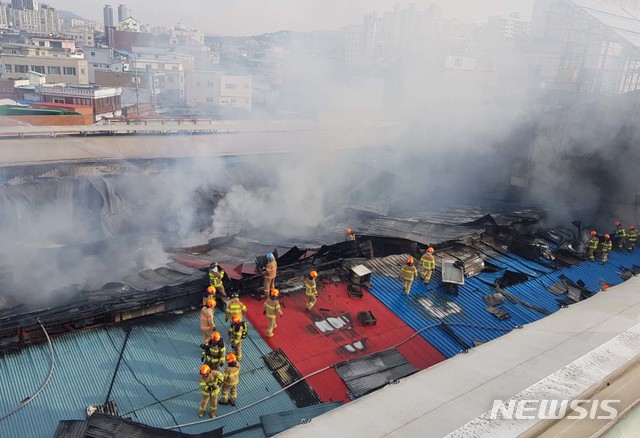 [서울=뉴시스]소방대원들이 21일 오전 4시 30분께 서울 동대문구 청량리 청과물시장에서 화재가 발생해 화재진압을 하고 있다. (사진=소방청 제공) 2020.09.21. photo@newsis.com