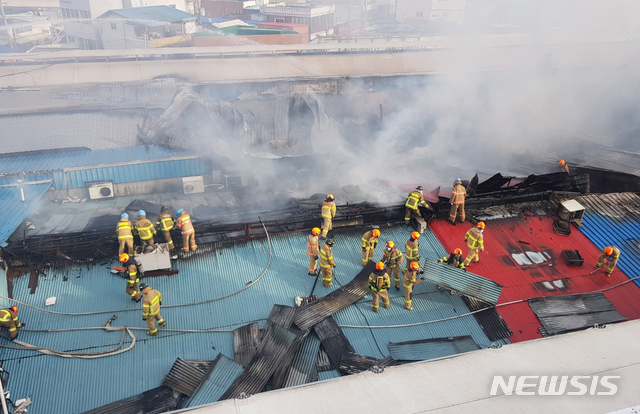 [서울=뉴시스]소방대원들이 21일 오전 4시30분께 서울 동대문구 청량리 청과물시장에서 화재가 발생해 화재진압을 하고 있다. (사진=소방청 제공) 2020.09.21. photo@newsis.com