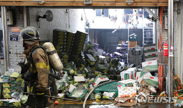 [서울=뉴시스]최진석 기자 = 2020년 9월 21일 오전 화재가 발생한 서울 동대문구 청량리 청과물시장에서 소방대원 뒤로 불에 탄 추석선물세트가 보이고 있다. 2020.09.21. myjs@newsis.com