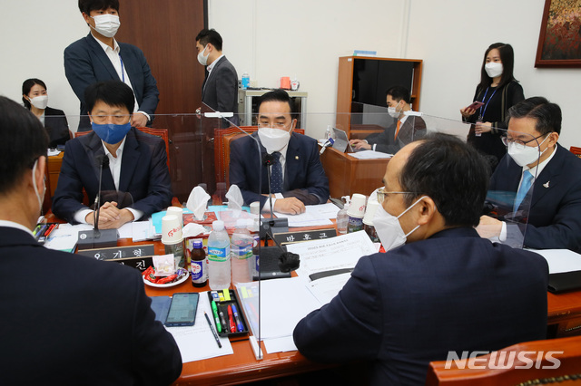 [서울=뉴시스]김진아 기자 = 더불어민주당 박홍근 국회 예결위원위 간사가 21일 국회에서 열린 예산결산특별위원회 제4회 추경예산안등조정소위원회에서 인사말하고 있다. (공동취재사진) 2020.09.21.&nbsp; photo@newsis.com