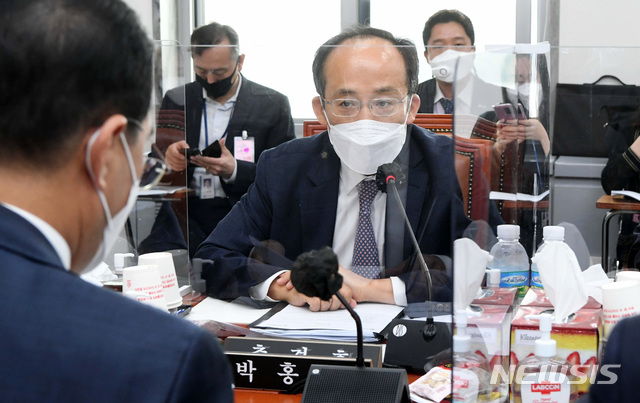 [서울=뉴시스]김진아 기자 = 추경호 국민의힘 예결위 간사가 21일 서울 여의도 국회에서 열린 예산결산특별위원회 소위원회에서 발언하고 있다.(공동취재사진)2020.09.21. photo@newsis.com