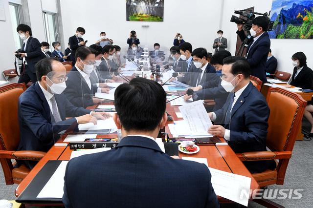 [서울=뉴시스]김진아 기자 = 정성호 국회 예산결산특별위원회 위원장이 21일 서울 여의도 국회에서 열린 예산결산특별위원회 소위원회에서 의사봉을 두드리고 있다.(공동취재사진)2020.09.21.photo@newsis.com