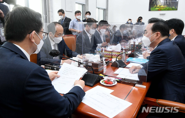 [서울=뉴시스]김진아 기자 = 정성호 국회 예산결산특별위원회 위원장이 21일 서울 여의도 국회에서 열린 예산결산특별위원회 소위원회에서 의사봉을 두드리고 있다.(공동취재사진)2020.09.21. photo@newsis.com