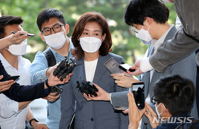 [서울=뉴시스] 박주성 기자 = 국회 패스트트랙 충돌 사태로 재판에 넘겨진 옛 미래통합당 나경원 전 원내대표가 21일 오전 서울 양천구 남부지방법원에서 열린 공판에 출석하고 있다. 2020.09.21.&nbsp; park7691@newsis.com